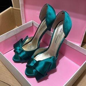 Green satin pumps Lulu Townsend formal Evening Dress shoes stilettos Bow Ribbon